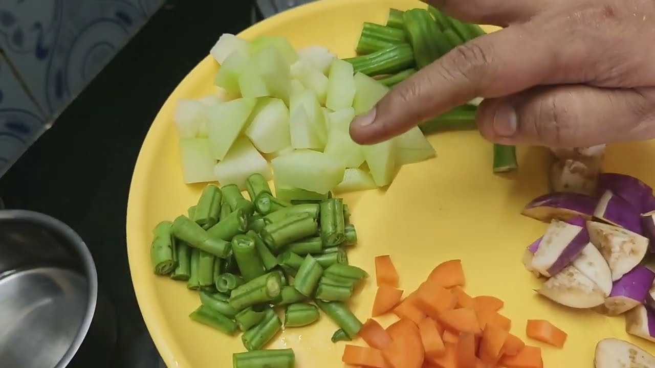 சாப்பாடு டிபனுக்கு  ஏற்ற side dish | Aviyal Recipe | Mixed Vegetable Curry