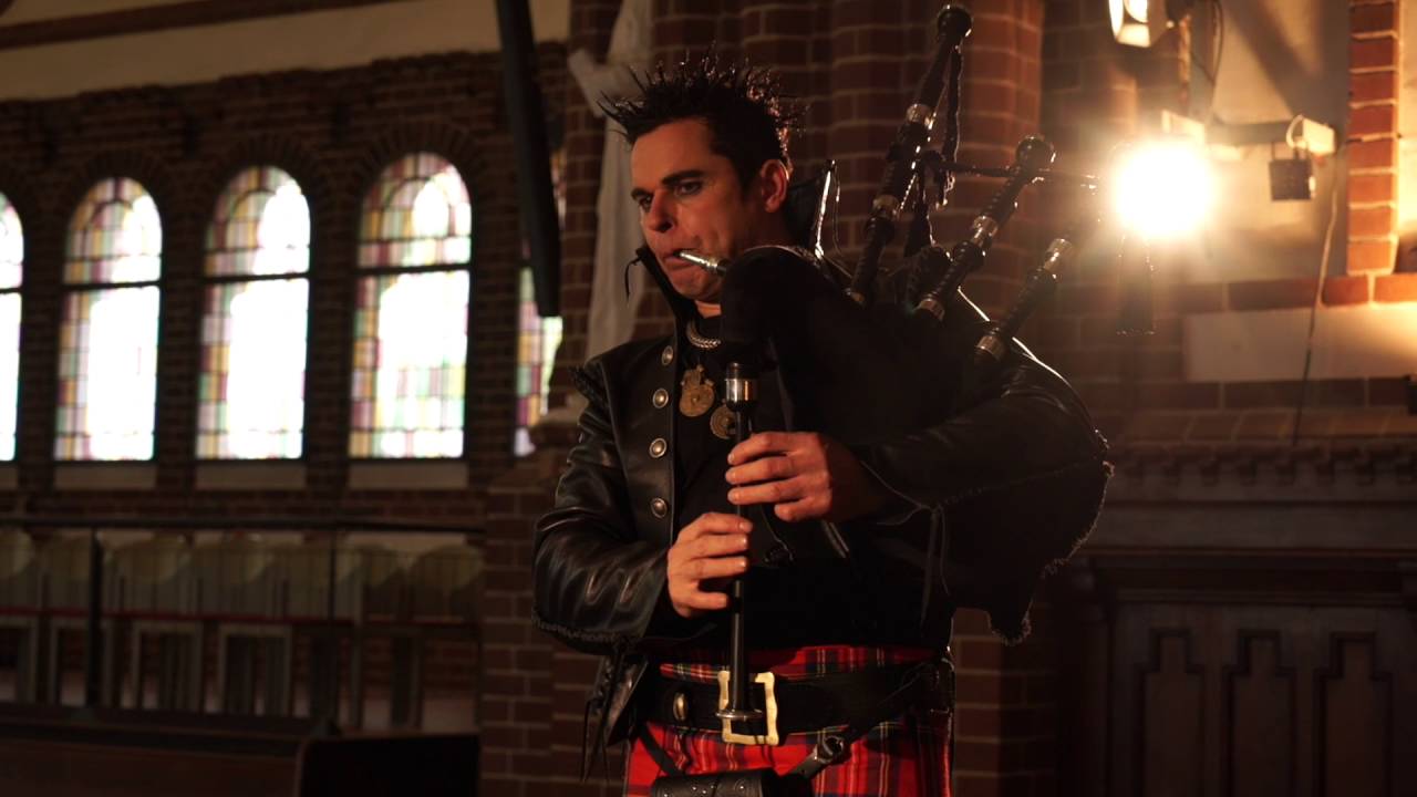 The Kingspiper - Wim Dobbrisch - Corvus Corax Bagpipes - Highland Cathedral