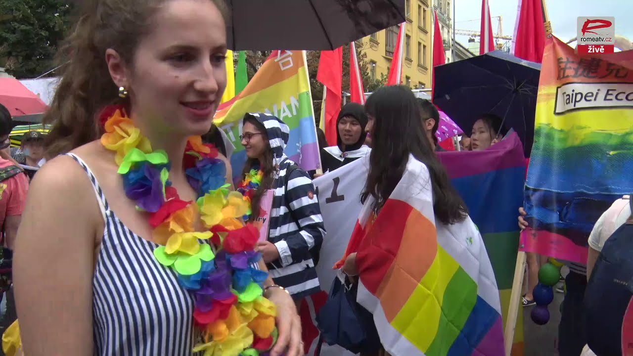 PŘÍMÝ PŘENOS: I v letošním průvodu Prague Pride pojede romský vůz. David Tišer převezme ocenění