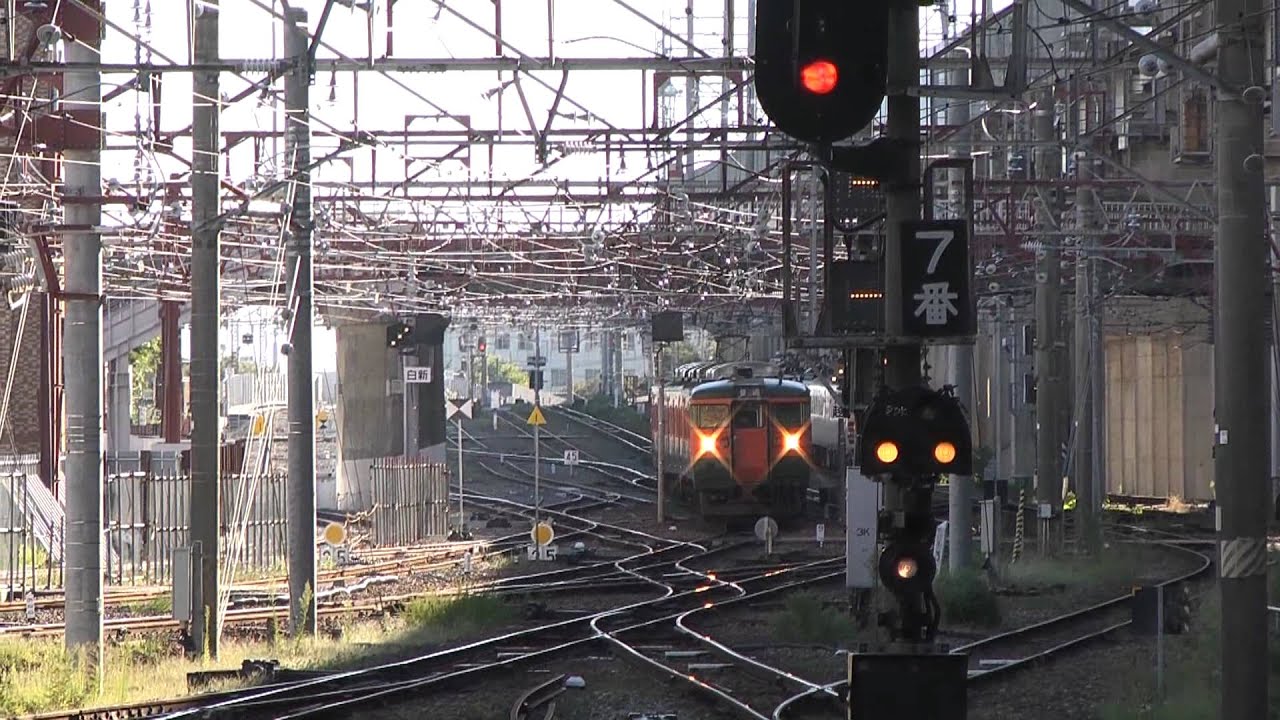 115系湘南色と485系国鉄色の並走!  新潟駅にて