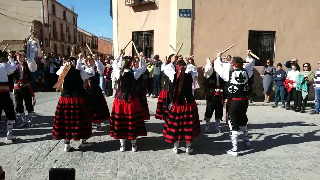 Aguilafuente (Segovia). Procesión con paloteos (1). Virgen de las Candelas y San Blas 2024