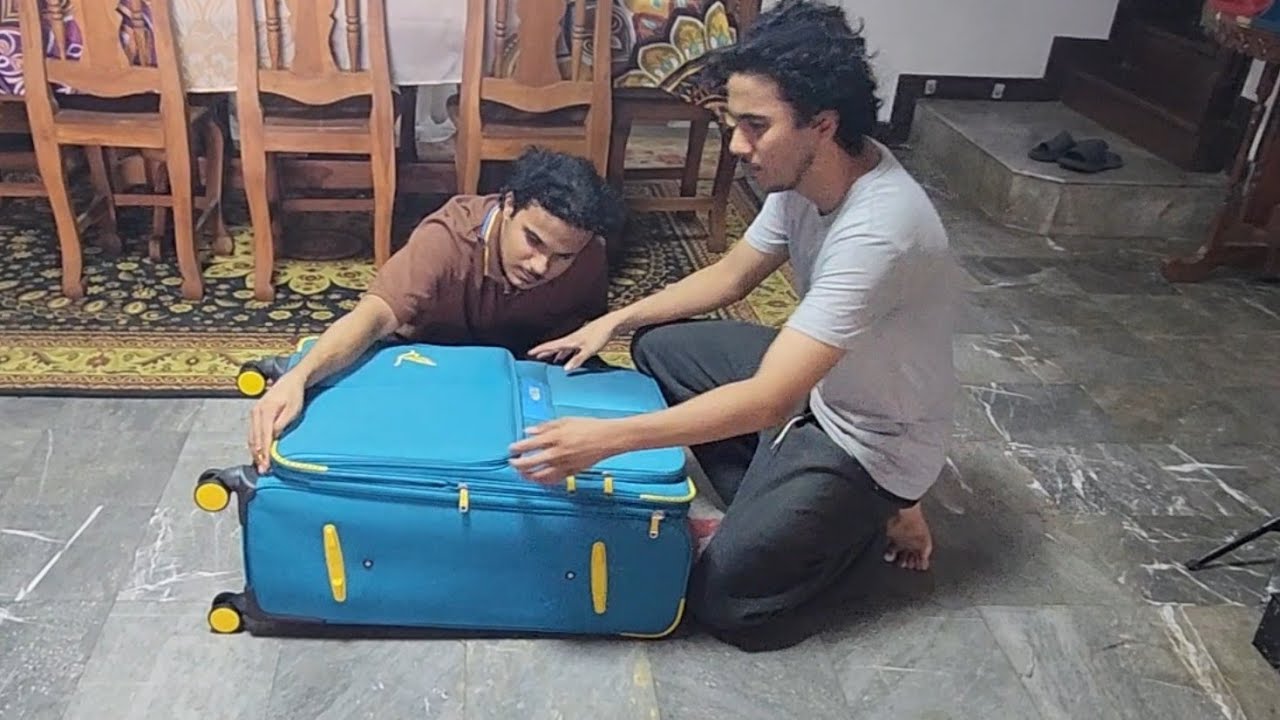 شنطة سفر كاملة فيها ملابس العيد ياتري لمين