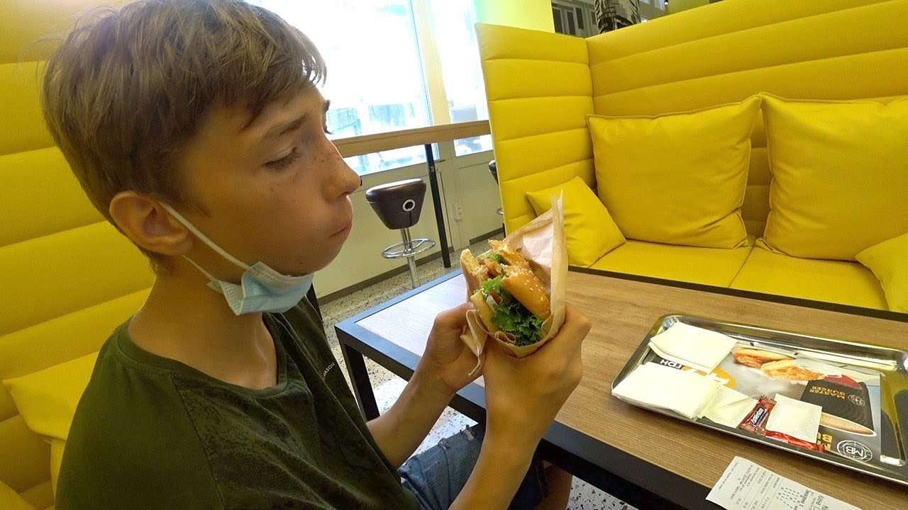 ЛИЗА И КОСТЯ ПРОБУЮТ БУРГЕР ЗА 95 ГРН 🍔