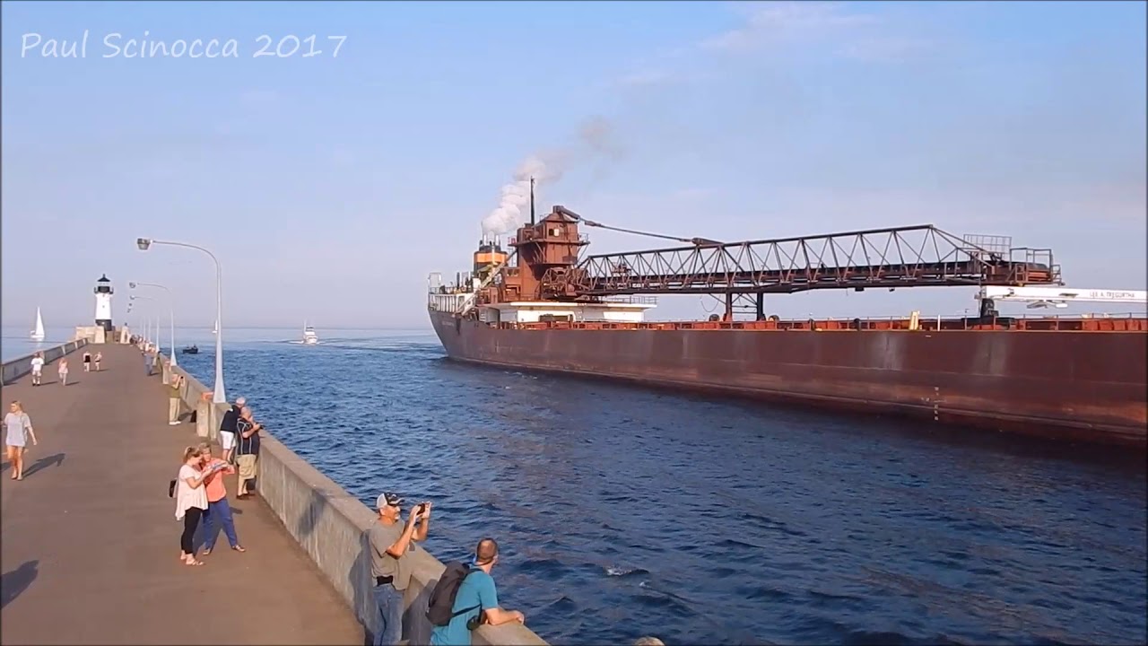Lee A Tregurtha scares a tourist with a salute !
