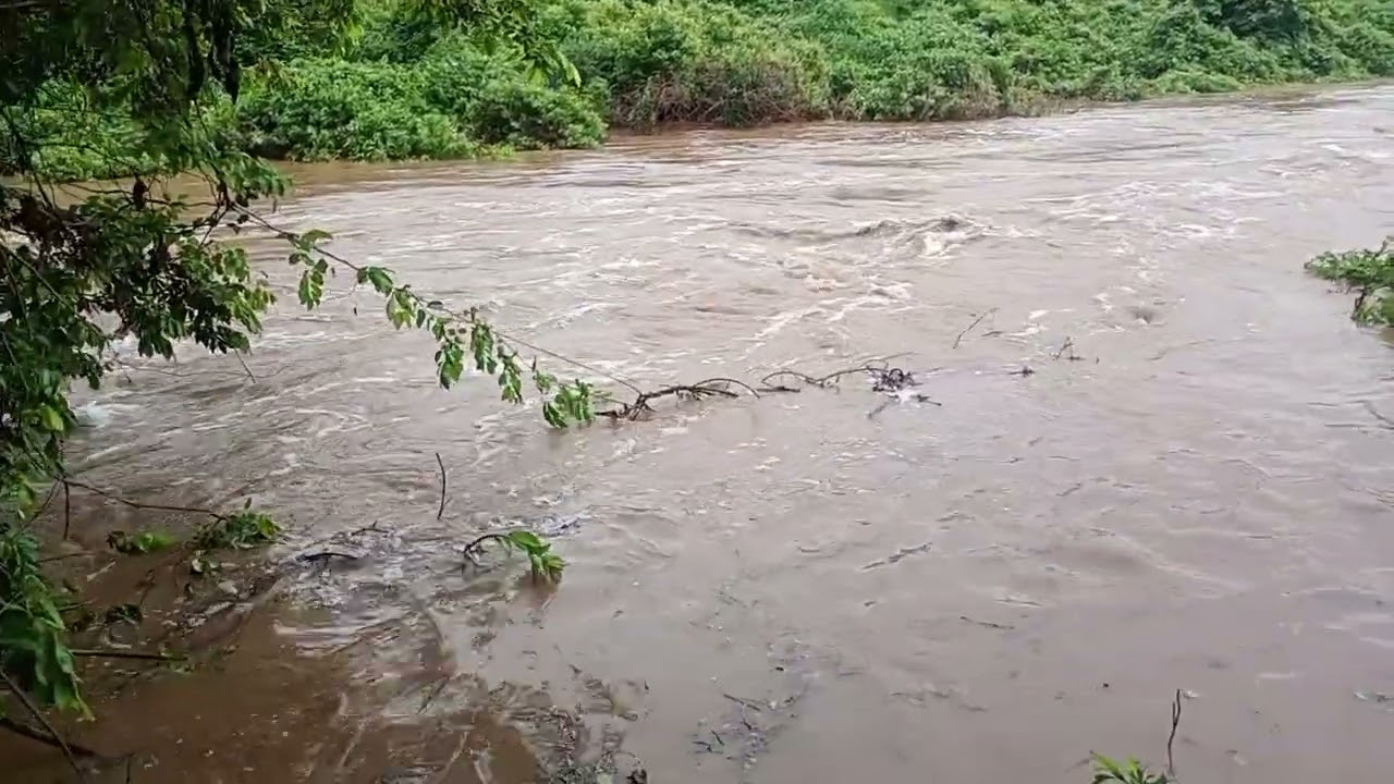 Olha só a enchente que está acontecendo aqui; é muita água!