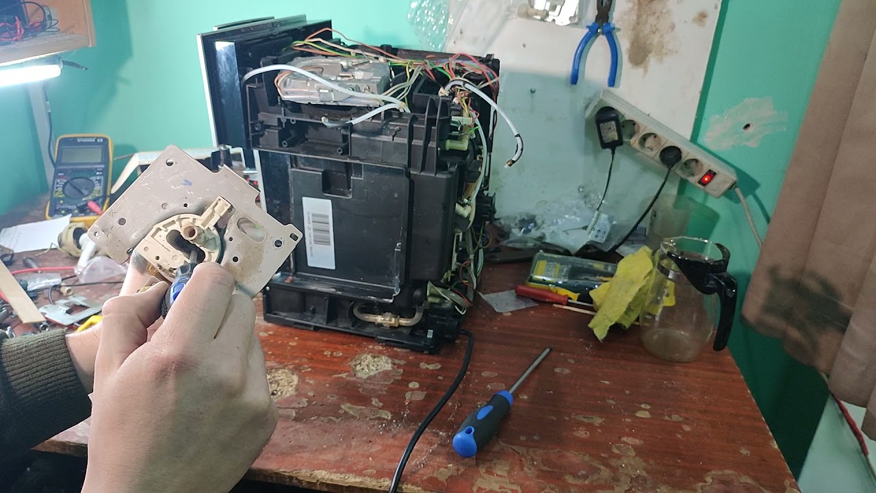 При заваривании течет вода , замена сальников заварочного блока,Delonghi esam 2600,3000,4000,6600