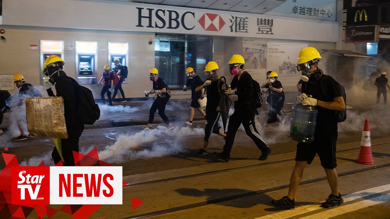 Watch how Hong&nbsp;Kong&nbsp;protesters extinguish tear gas