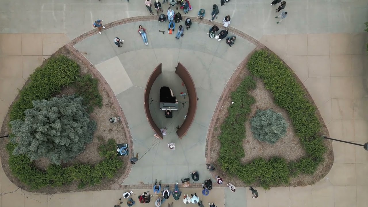 Paul Barnes Performs Philip Glass inside Richard Serra's Greenpoint (drone)