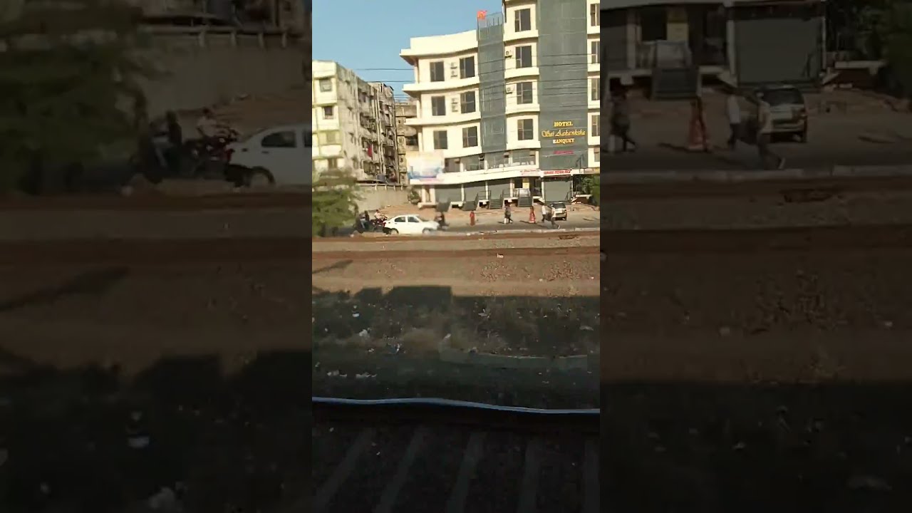 MUMBAI VIEW BY TRAIN/EXPLORING BY TRAIN MUMBAI INDIA @BHARATSHREEBOB