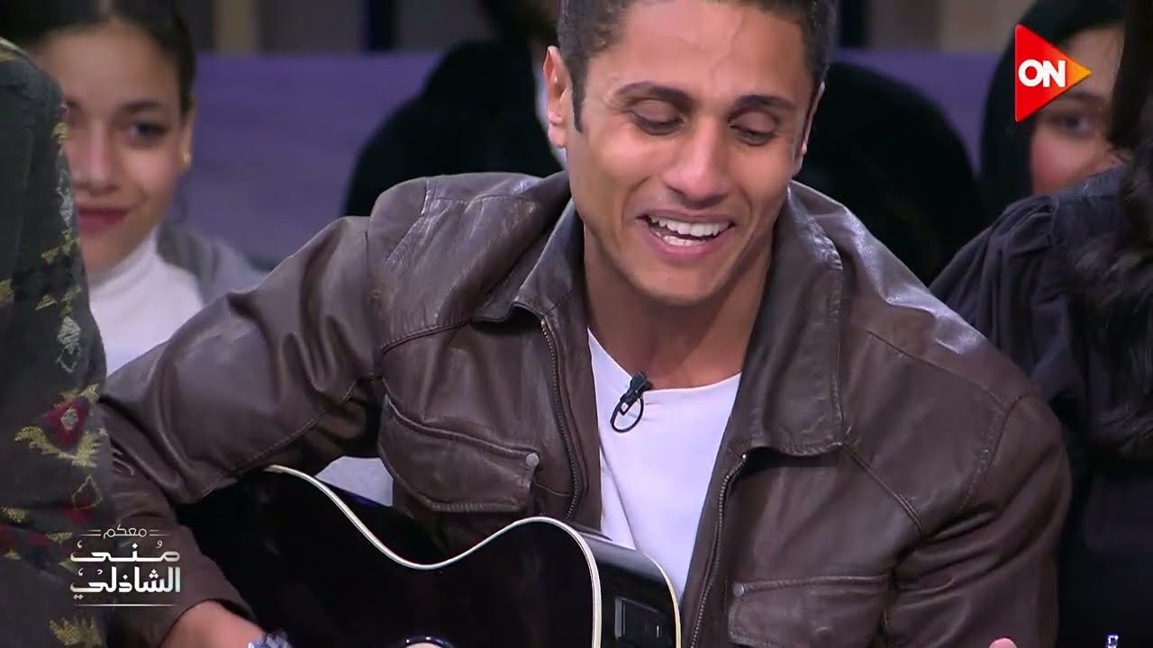 شبيه احمد زكي - غنى اغنية مبهجة ع الجيتار