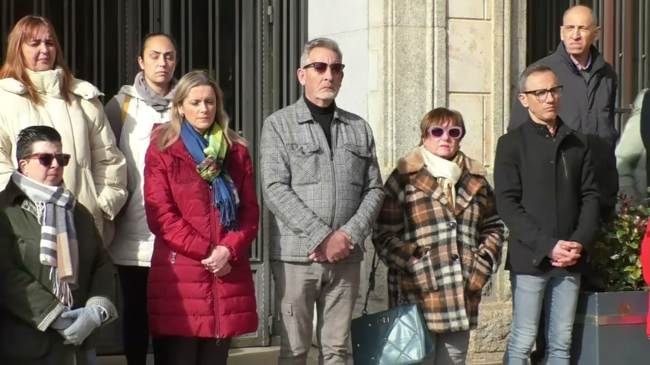 Valdepeñas rinde homenaje a las víctimas del accidente de Adamuz con un minuto de silencio