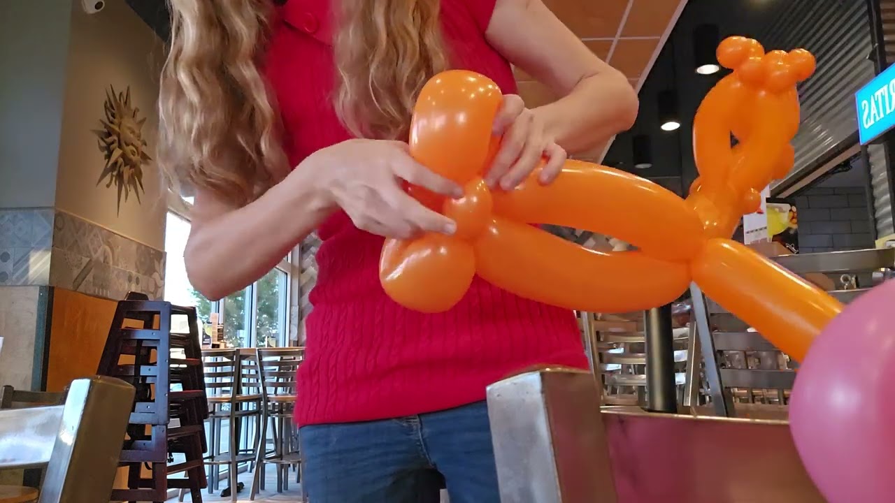Balloon twisting in public #balloonartist #balloonart #balloons #balloondecoration 