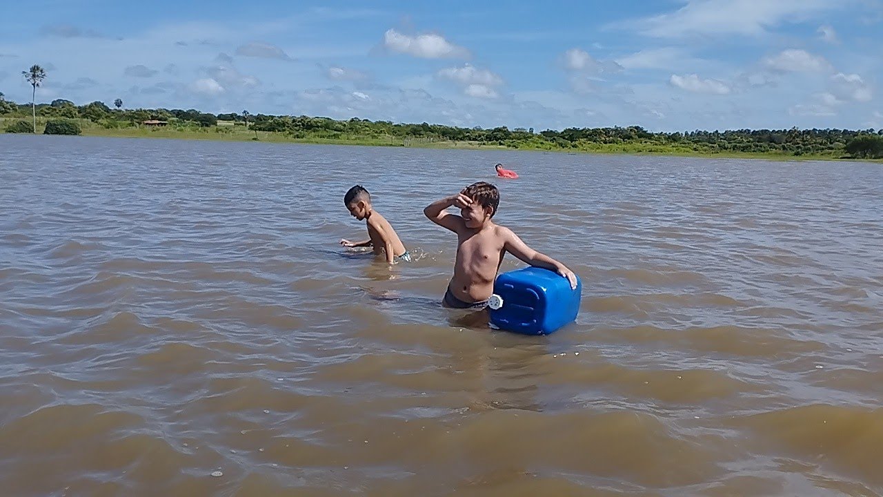 lagoa bastante cheia e a meninada cidiverte