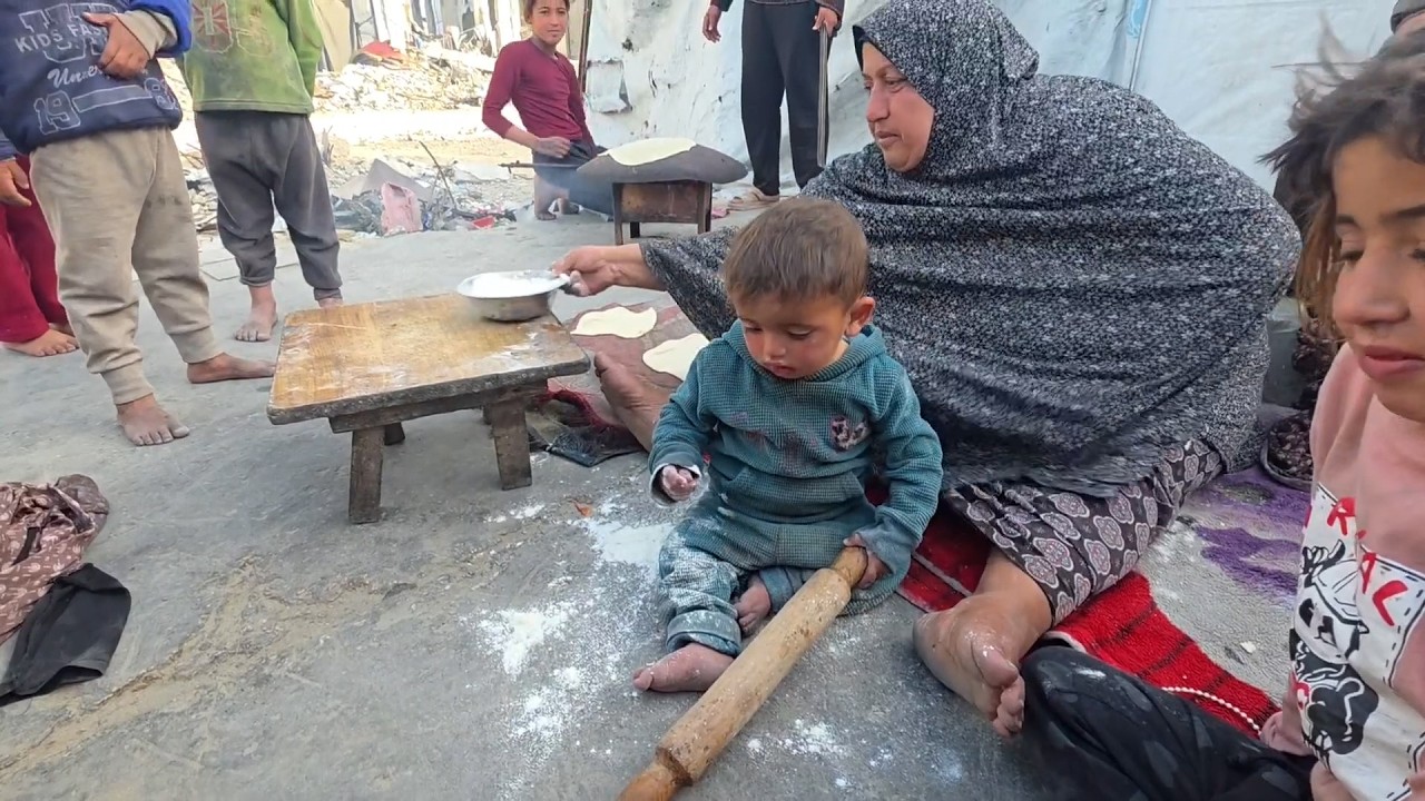 نازحون في خان يونس جنوب قطاع غزة يواجهون معاناة مضاعفة مع حلول شهر رمضان المبارك
