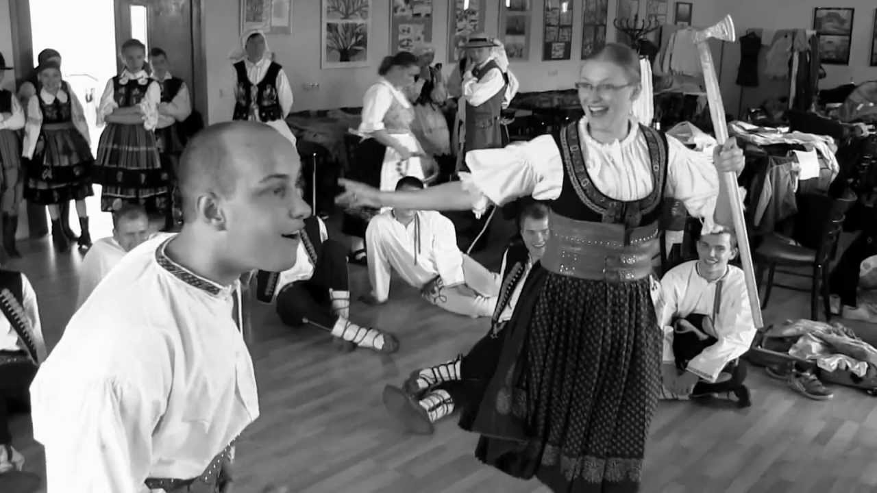 MĚLNÍK-XIV.ročník MĚLNICKÉHO VRKOČE:odzemek v předvedení tanečnice z VALAŠSKÉ VOJVODY