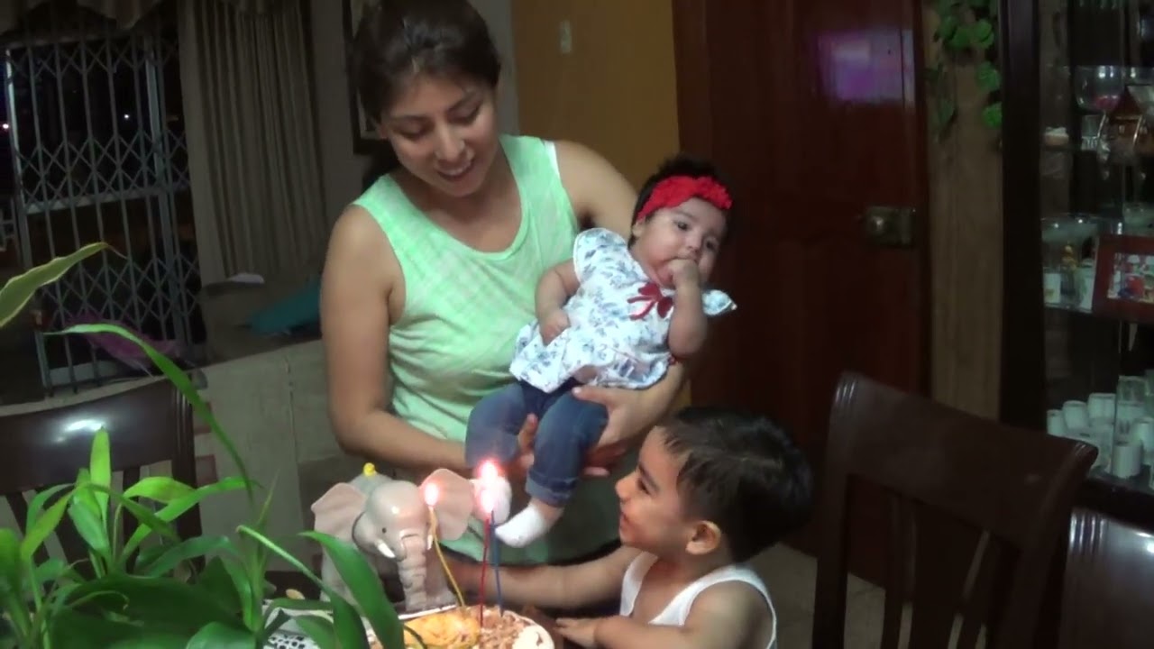 Matias imitando a un elefante . 2016