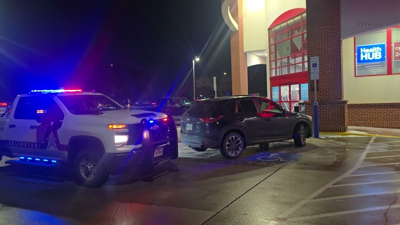 [НАРУШЕНИЕ ПРАВИЛ ДЛЯ ИНВАЛИДОВ ♿️] Помощник полиции Арлингтона расследует нарушение правил парковки