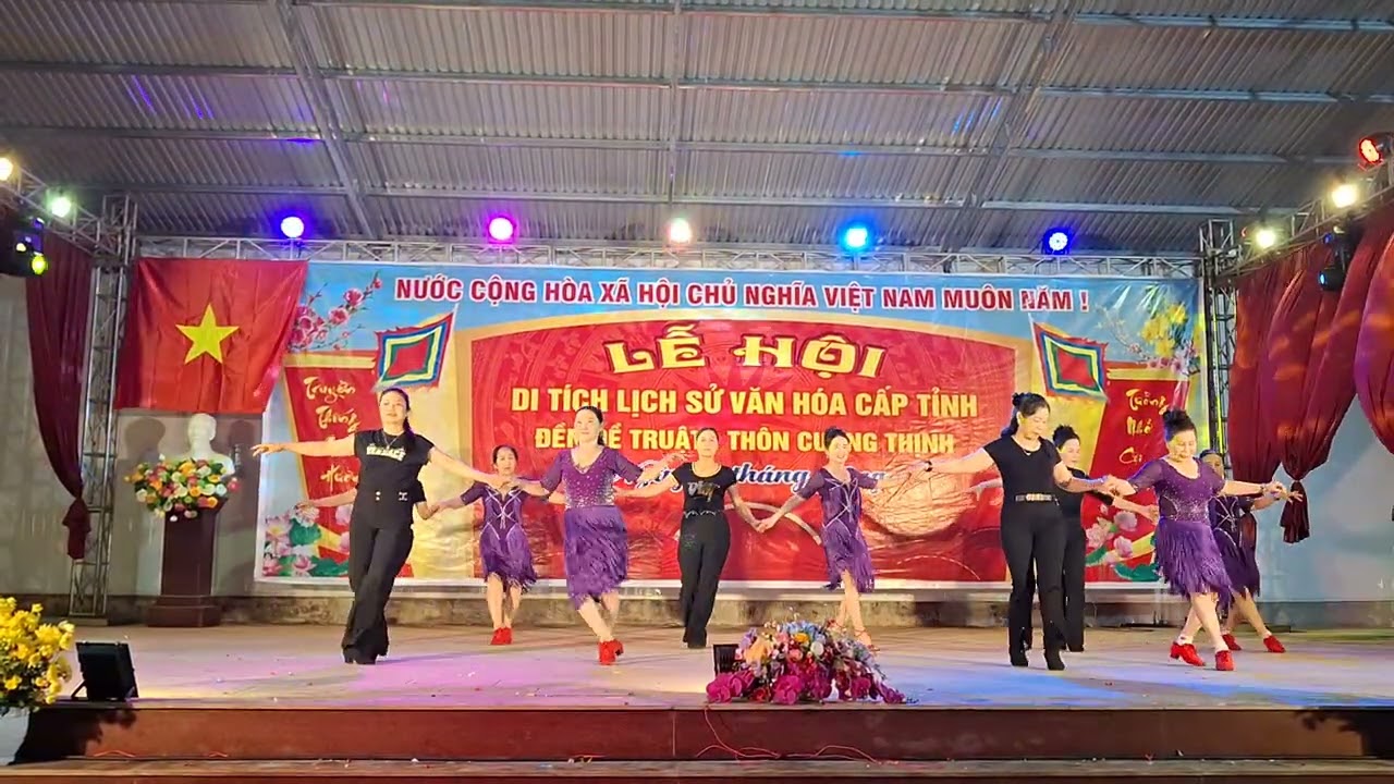 Câu lạc bộ khiêu vũ Hoa Hồng Đỏ diễn tại đền Truật, xuân 2026