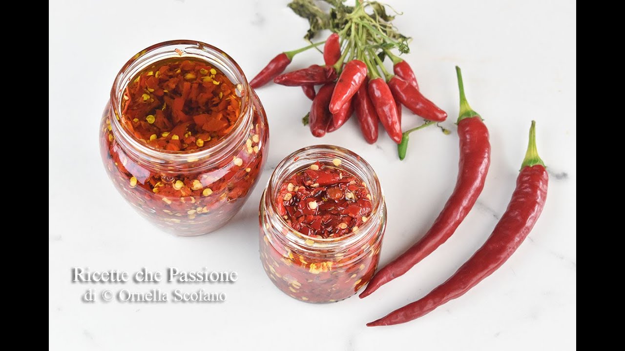 Peperoncino tritato sott'olio alla calabrese, conserva sicura a lungo tempo -  Ricette che Passione
