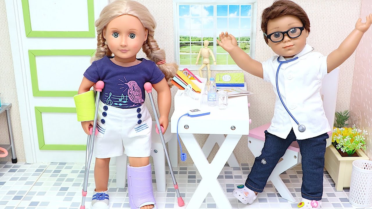 Doctor removes the cast! Play Dolls story in hospital