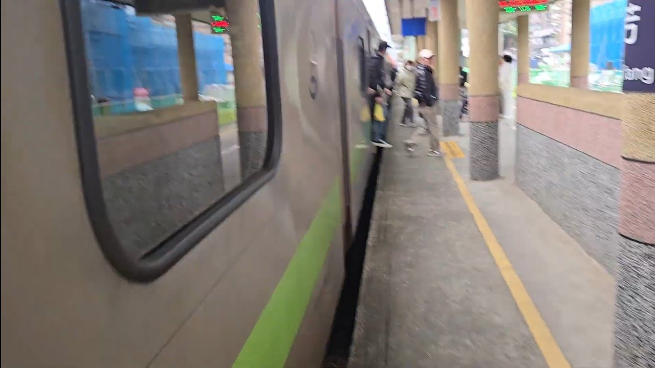 1154次北湖發車經由宜蘭線開往瑞芳的銀綠色微笑號EMU900型十輛一編組EMU940區間車