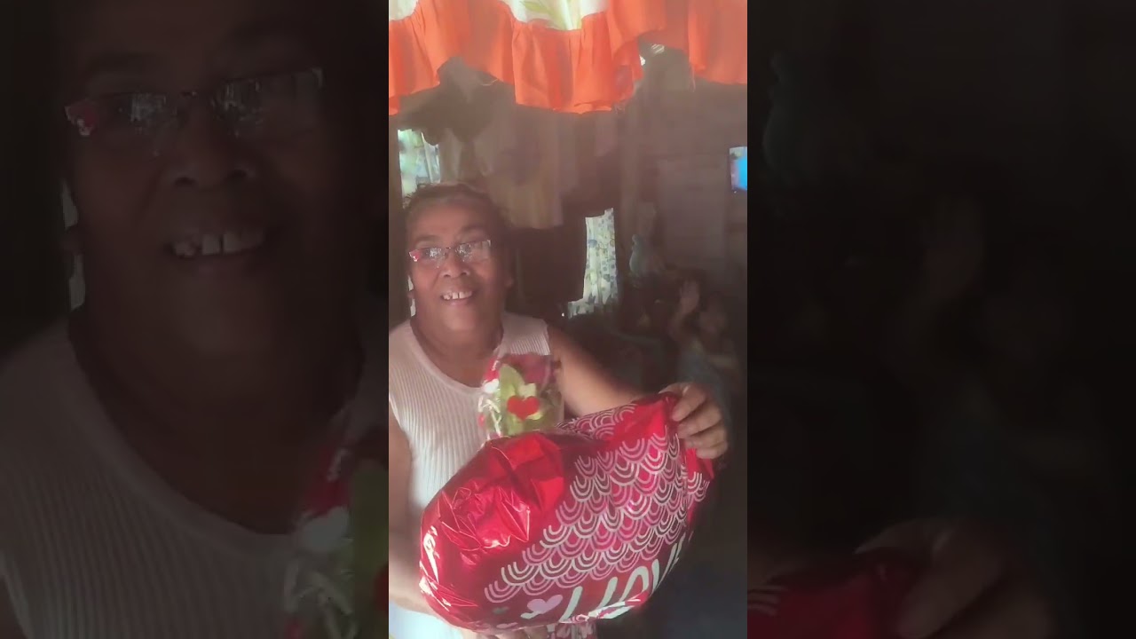 Request ng isang OFW na i surprisa at ma bigyan ng bulaklak ang kanyang nanay Sa araw ng mga puso.