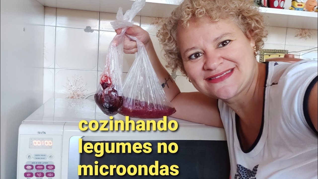 Cozinhando legumes no microondas no saco plástico