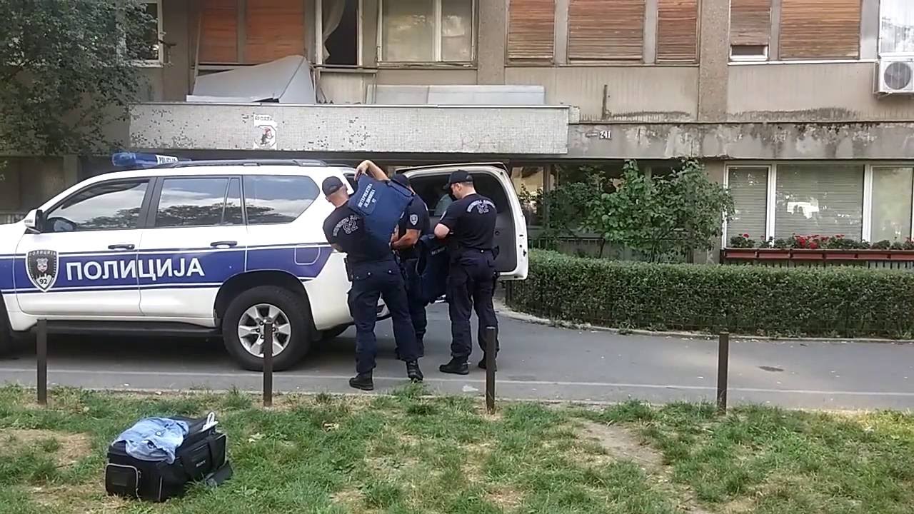 Policajci oblače pancire - hapšenje u bloku 45