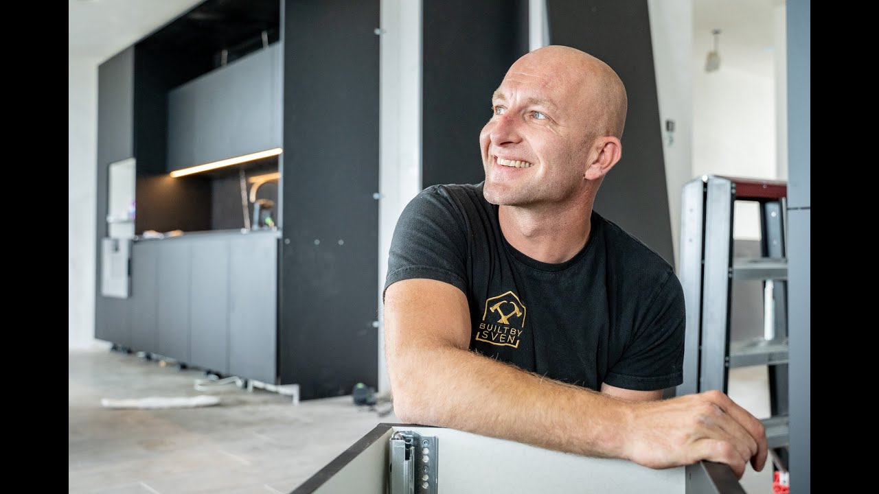 Bedrijfsfilm van het onderdeel keukenmontage voor BUILT BY SVEN
