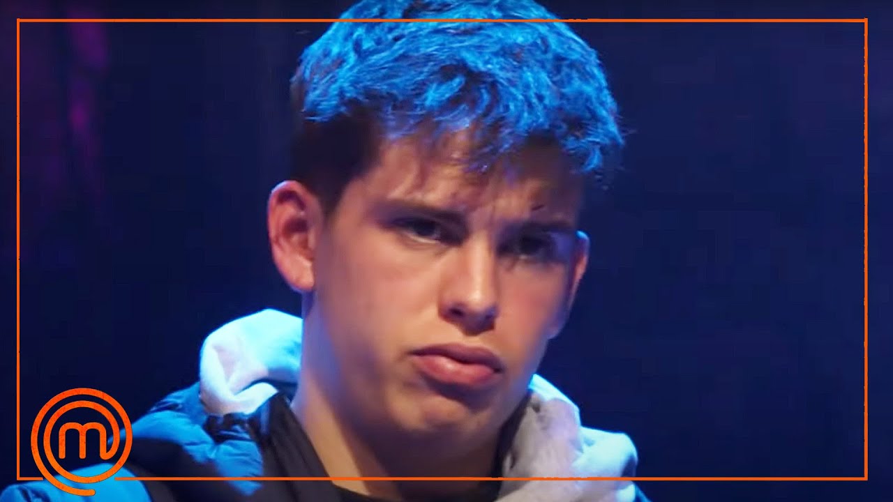 Álex MUY ENFADADO discute por la actitud de sus compañeros | MasterChef 11