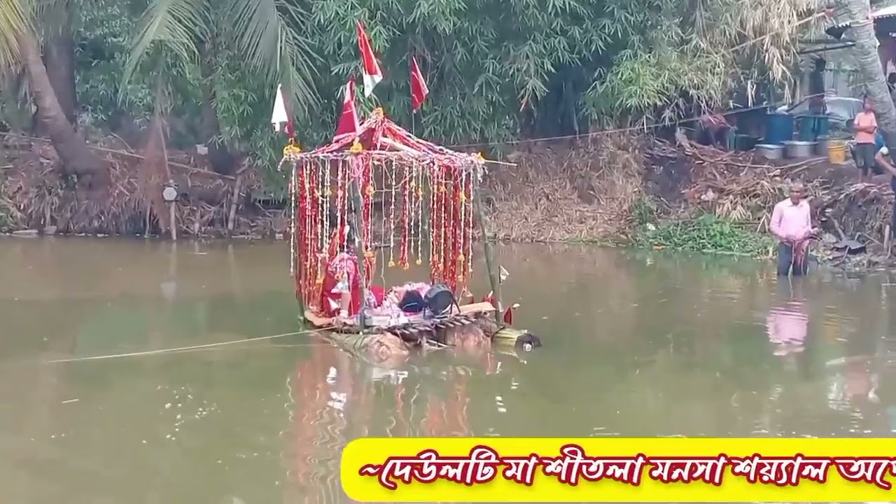 মৃত স্বামী লক্ষিন্দরের প্রাণ বাঁচানোর জন্য/ ভেলায় ভেসে যায় বেহুলা~