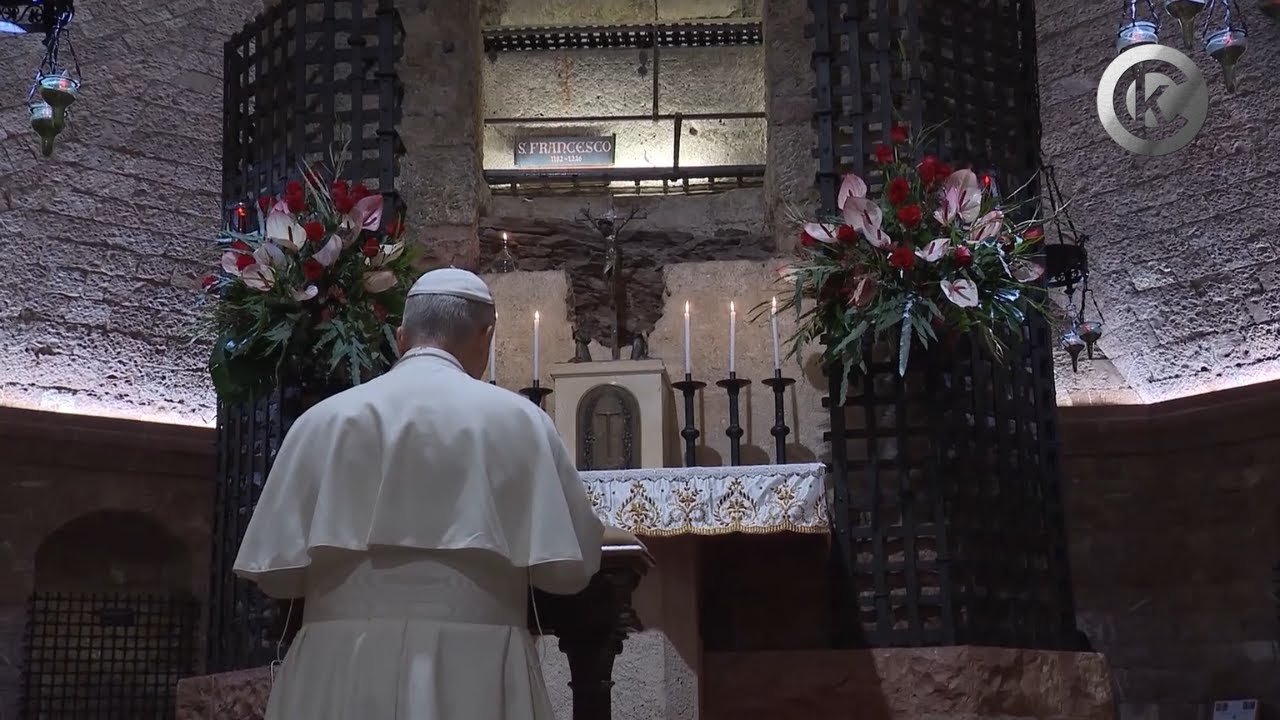 Papa Leone XIV prega ad Assisi sulla tomba di San Francesco: 