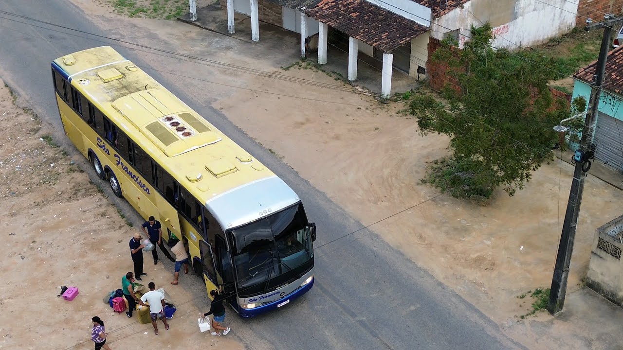 Imagem de drone dos ônibus com os romeiros de araruna pb chegando do juazeiros do norte 2025