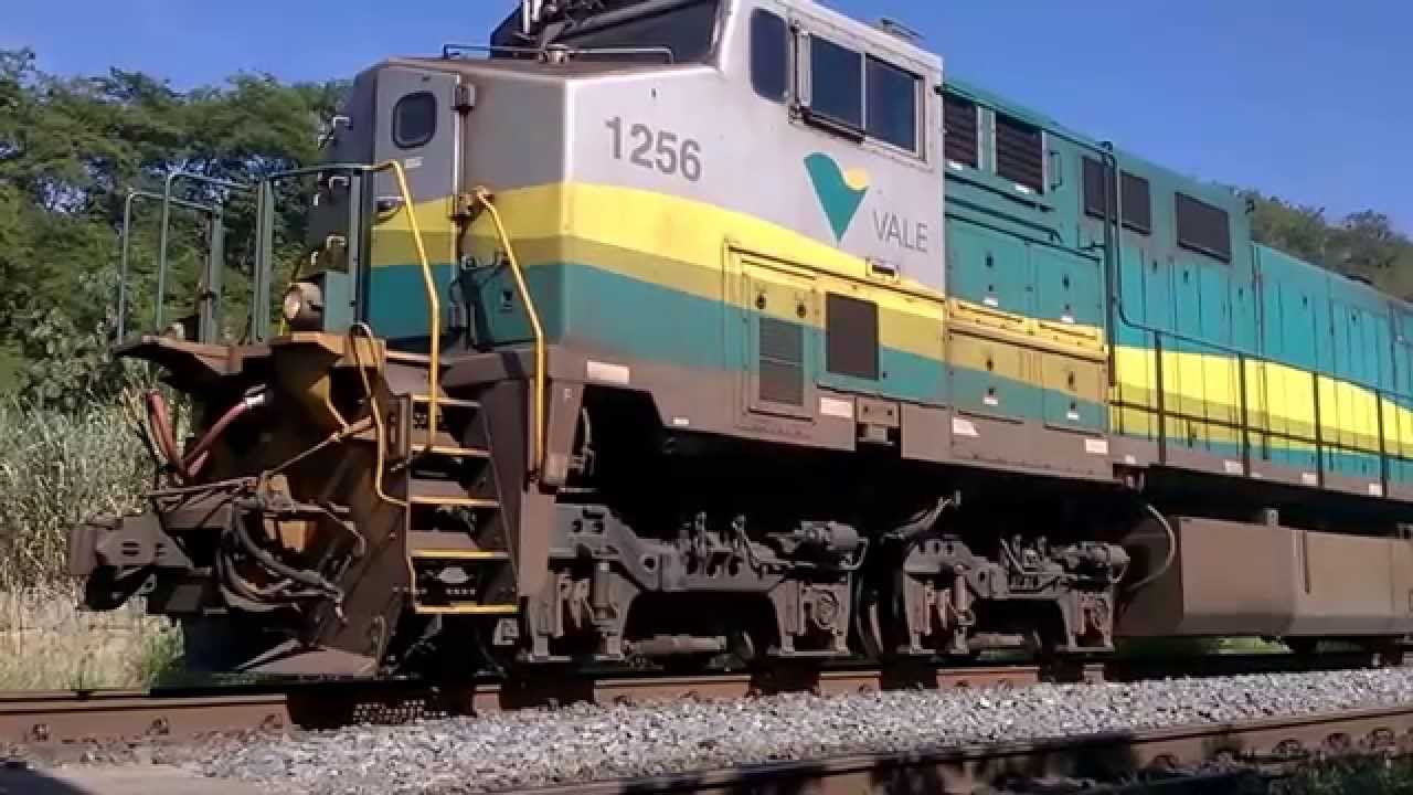 Trem de ferro carregado de minério arrancando partindo para Vitória ES. Acabando sobe outro.