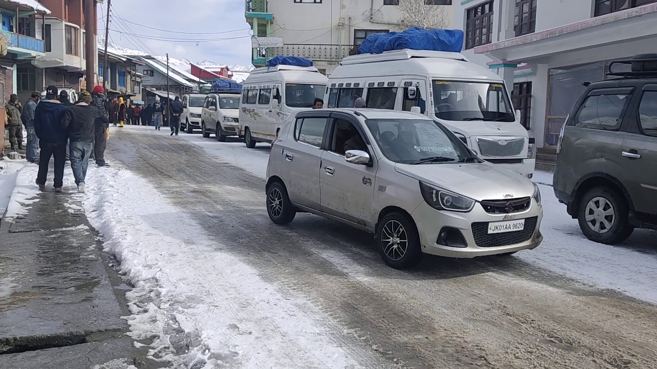 Avalanche hit Zojila Pass, Stranded Vehicle at Drass