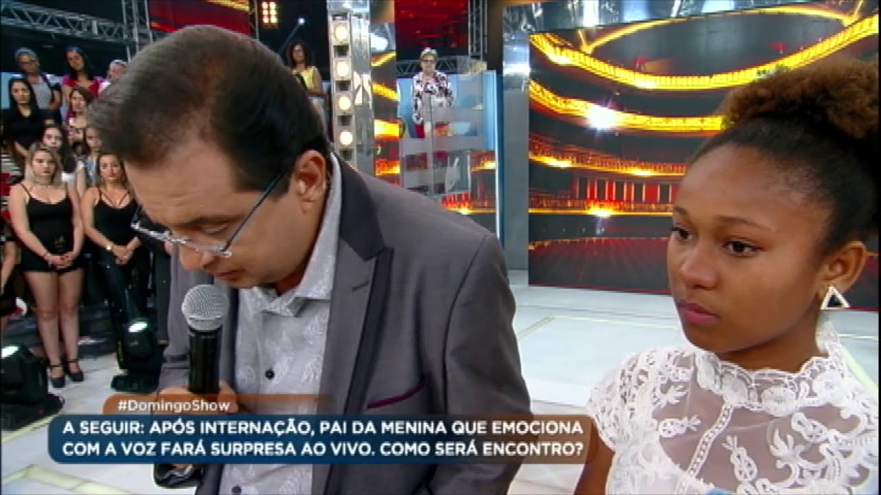 No palco do Domingo Show, dupla ganha prêmios e Noemi reencontra o pai