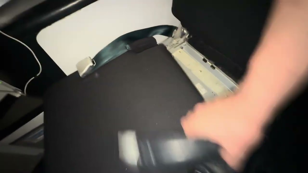 Broken seat in Air France business class flight 91, October 2, 2025 (MIA to CDG).