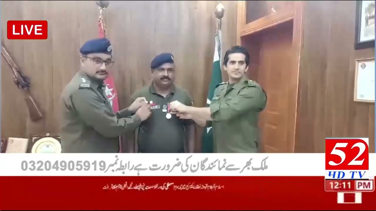 dpo office me ghazi police officer ko rank lagna ki takreeb dpo Saeed Azeez nankana sahib