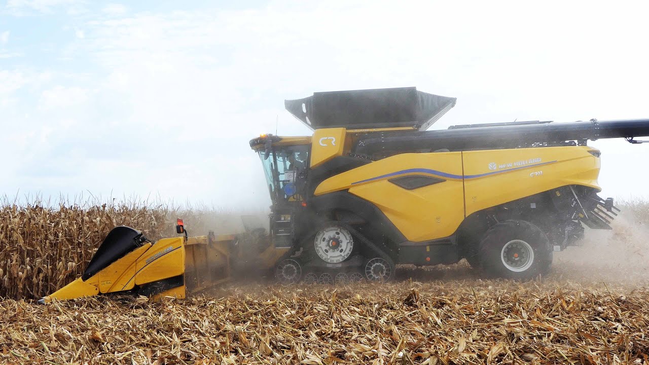 New Holland CR11 w/ 16-row Corn Header harvesting Corn at Farm Progress Show
