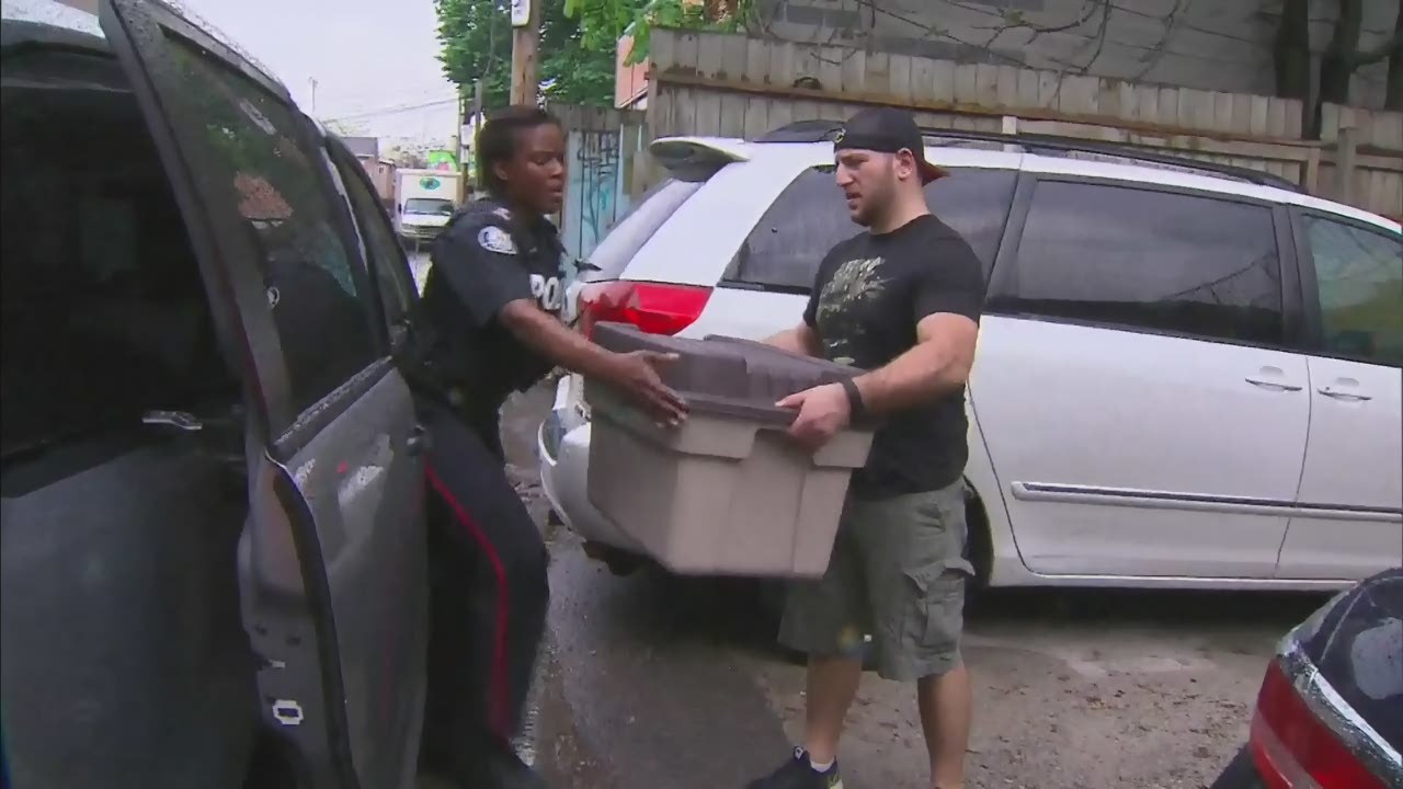 Police raid medical marijuana dispensaries in Toronto