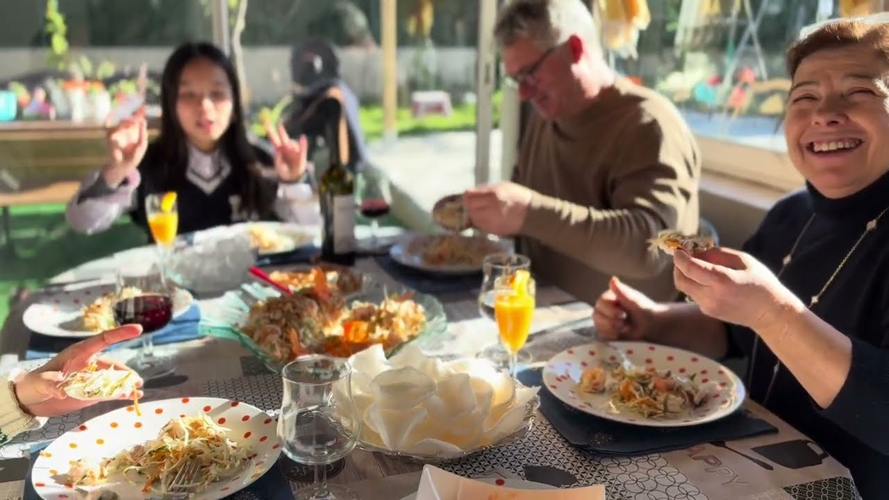 Впервые я устраивала вечеринку, где западные гости ели фо палочками — это была вечеринка вьетнамс...