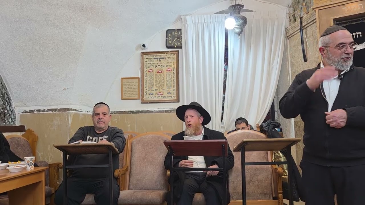 יום קדוש ומבורך, וכן פיוטים לפסח, מפי פייטני בית הכנסת הספרדי בהר ציון, ירושלים.