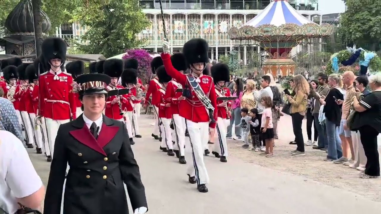 🎺🌞 Dagens første parade i Tivoli Haven – 30. august 2025 🌞🎺