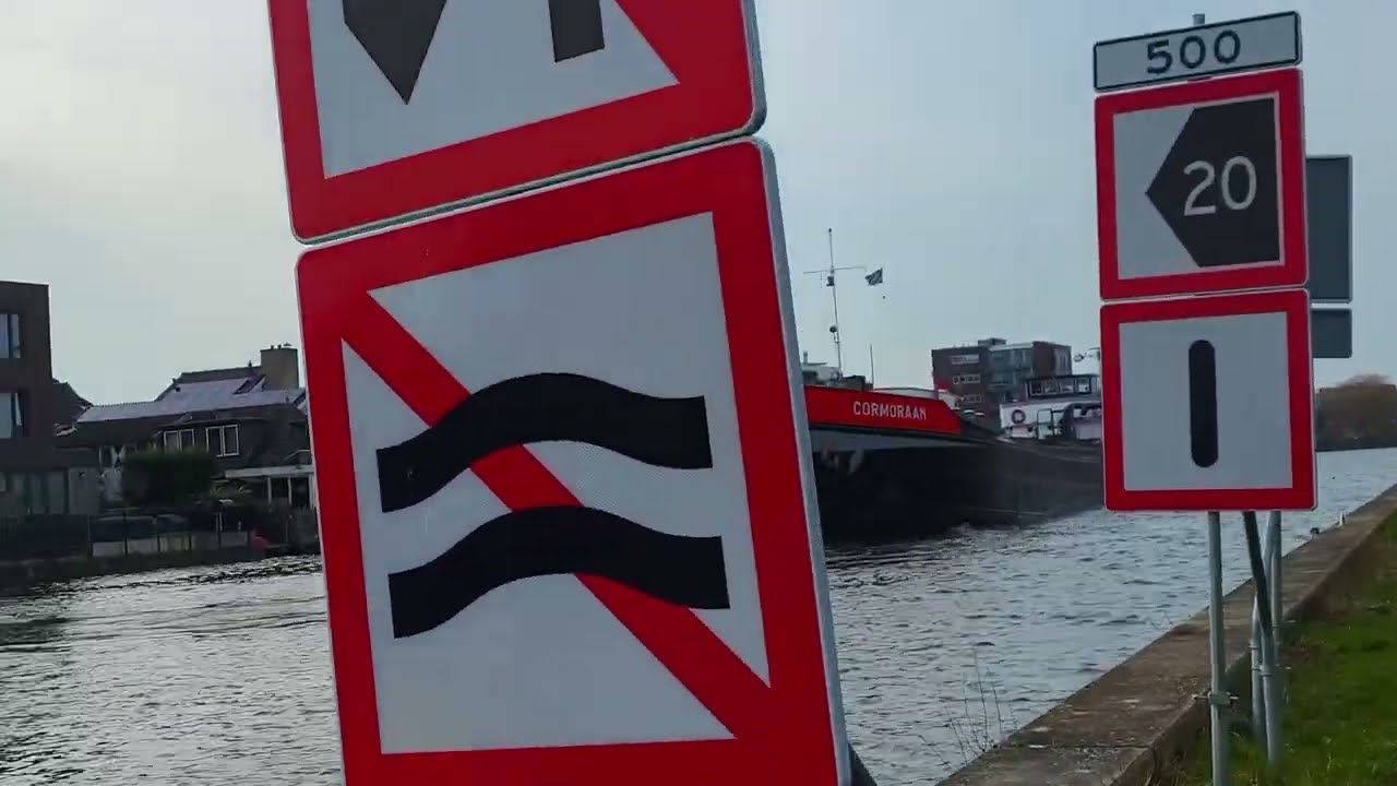 Небо, воздух, облака. Корморан, 1965. Старые баржи, корабли, мельницы.