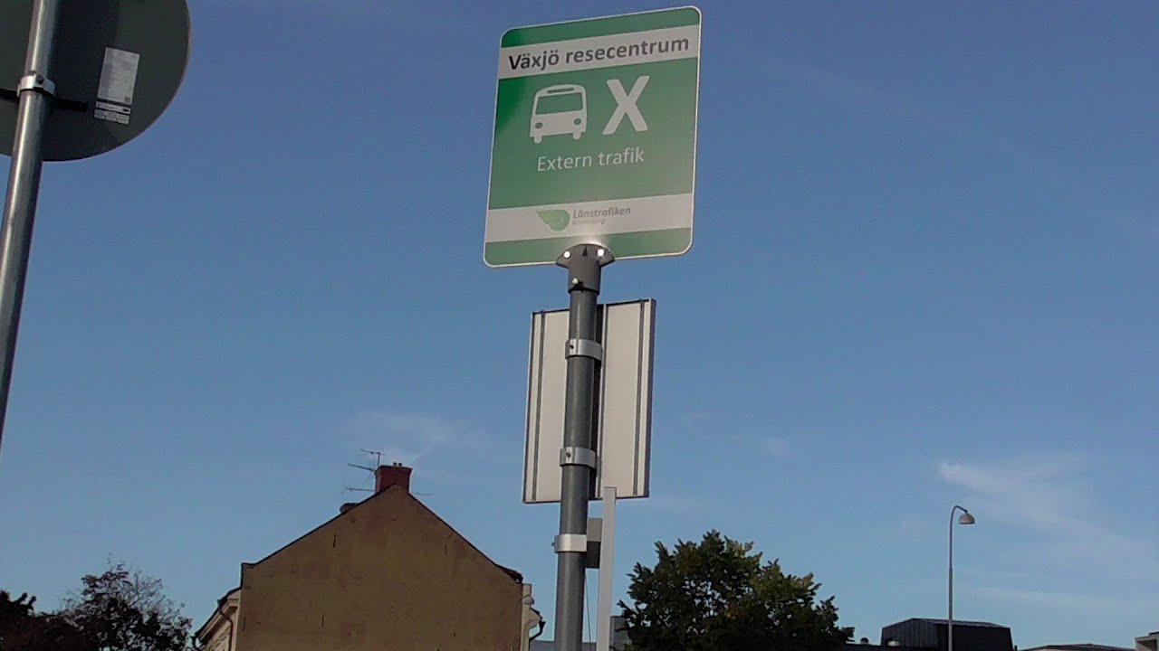 Snälltågets buss lämnar Växjö.