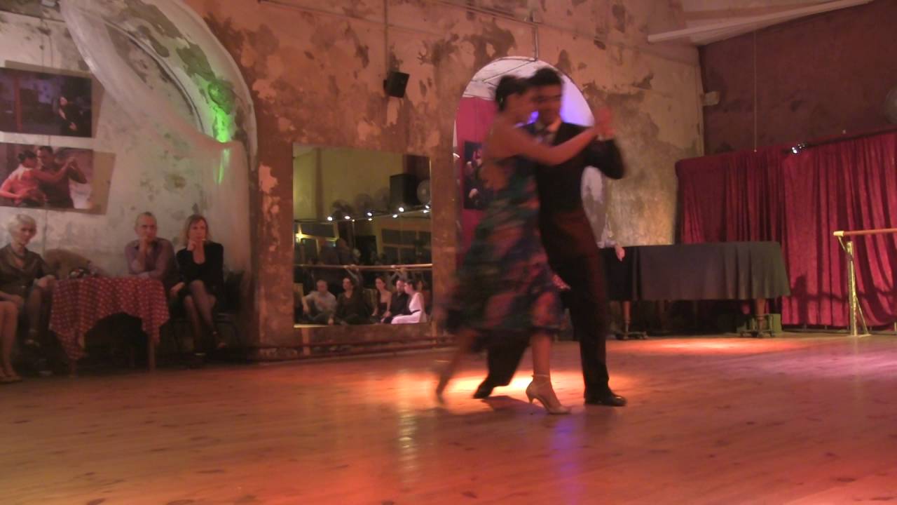 Sebastian et Roxana dansent sur le tango Pocas Palabras