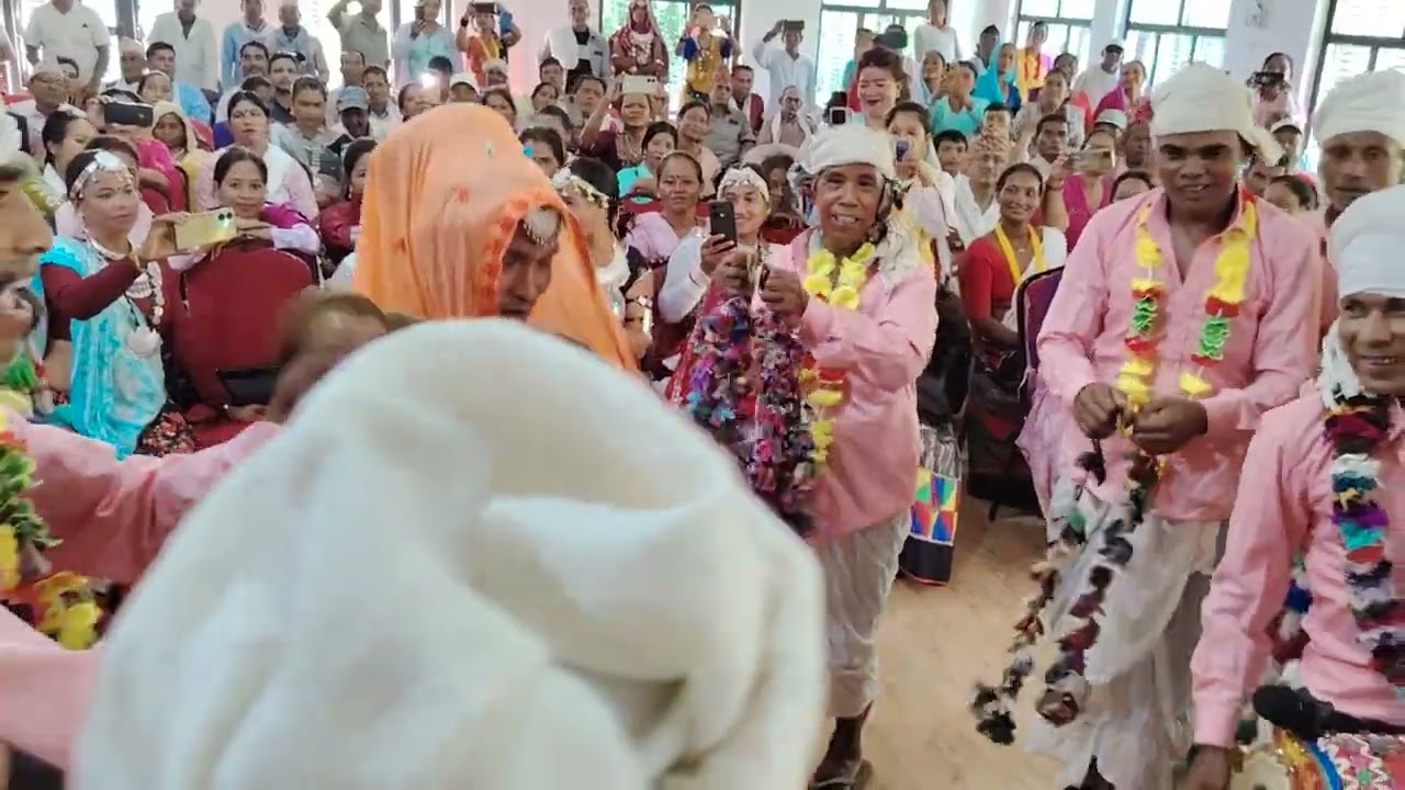 नेपाल थारु संघ नगर समिति बर्दिया को योजनामा भइरहेको थारु भाइरल नाच 
