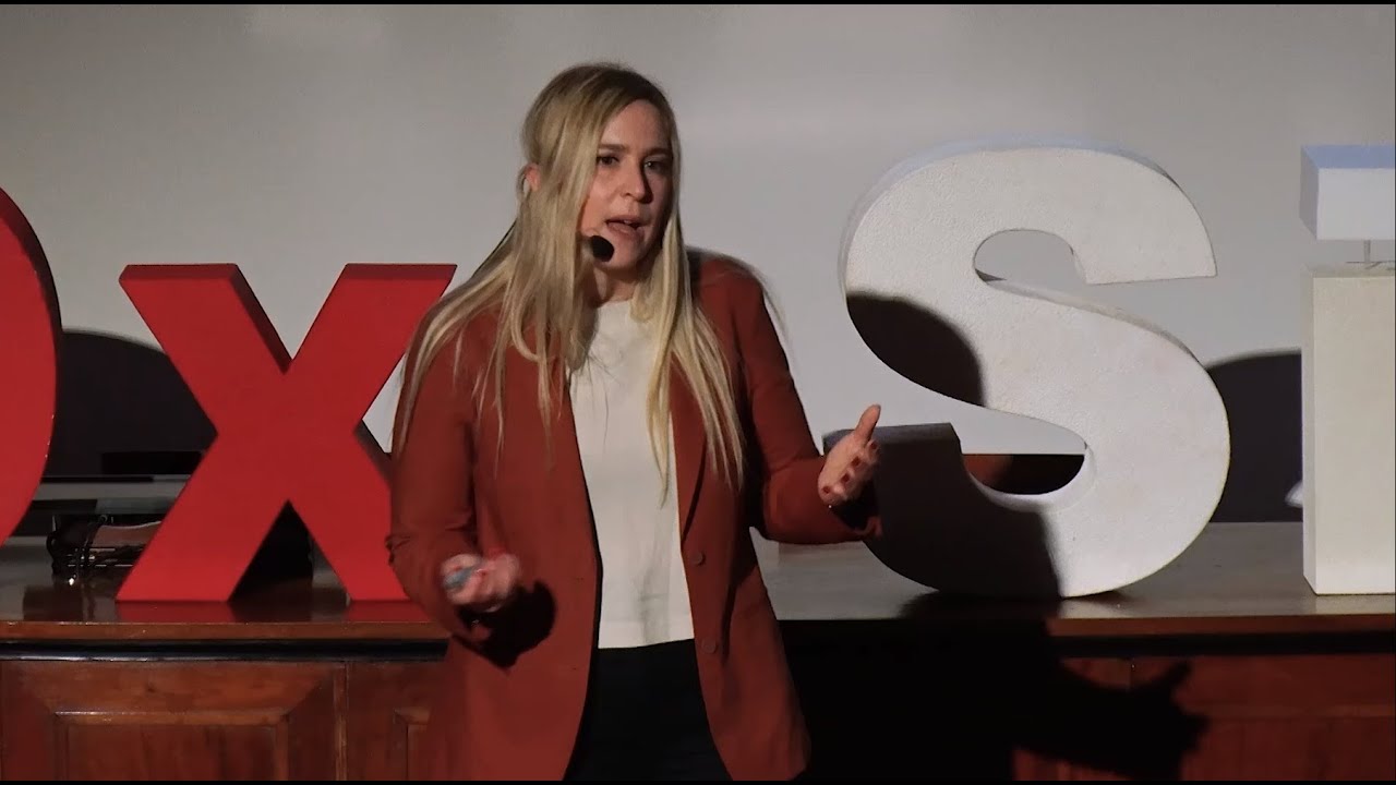 Più giustizia, meno carità. Per aiutare davvero. | Giulia Cicoli | TEDxSiena