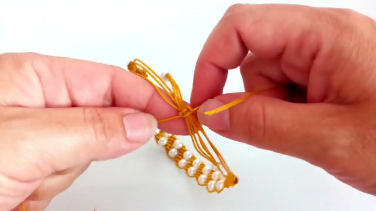 PULSERA NUDOS MACRAME con abalorios.