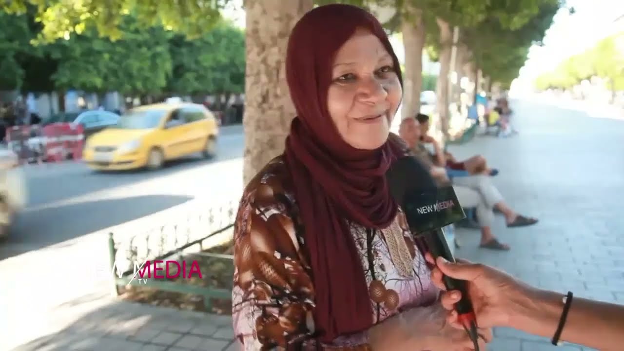 تبكي والسبب  زوجة إبنها .. غصة في قلبي بسببها  .. متجبرة وتحكم في ولدي 